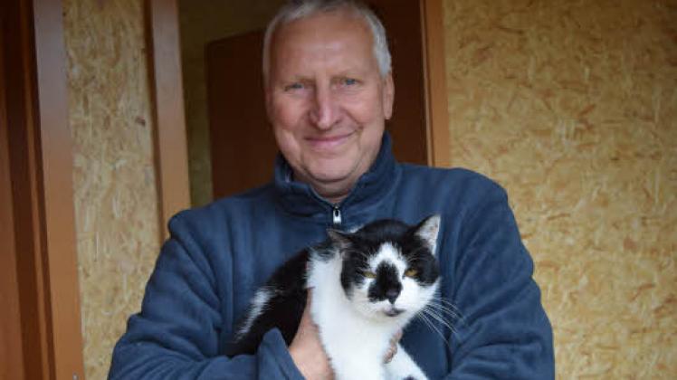 Über das neue Katzenhaus freuen sich Manfred Poniatowski, Vorsitzender des Schwaaner Tierschutzvereins, und seine Schützlinge sehr. 