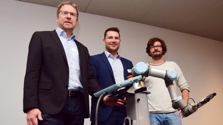 Werben für die Automatisierung: Per Lachenmeier von „EasyRobotics“, Wirtschaftsförderer Kai Lass und Sebastian Vedder von der Gettorfer Firma Technicon (von links). Im Vordergrund ist der Fertigungsroboter „ER5“ zu sehen. 