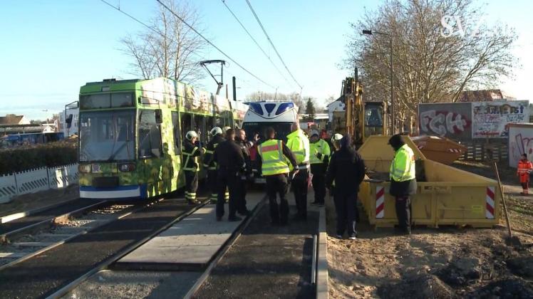 Unfall in Rostock: Bagger rammt vorbei fahrende Straßenbahn
