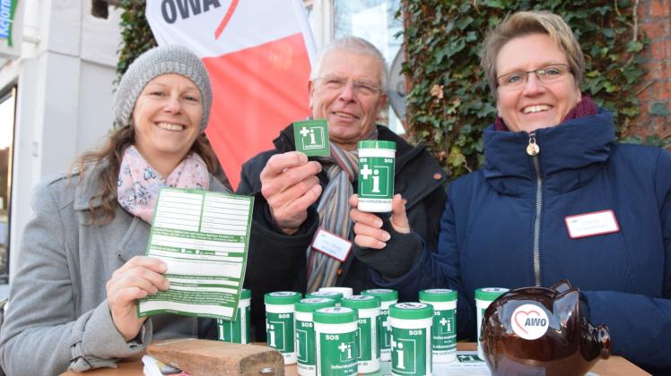 Die Awo verteilt kostenlose Notfalldosen gegen eine kleine Spende. Annette Giencke, Hans-Georg Wonigeit und Claudia Königsberger (v. l.). 