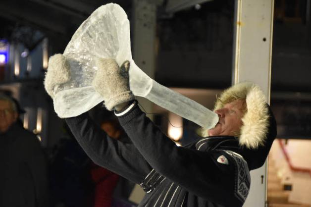 Gab das Startsignal: Percussion-Künstler Terje Isungset blies eine Eis-Trompete.