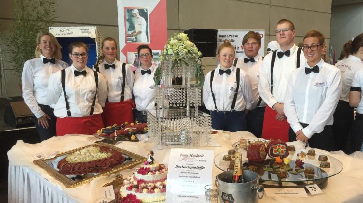 Stolz präsentieren die Auszubildenden in Rostock ihr eigen kreiertes Hochzeitsbuffet.