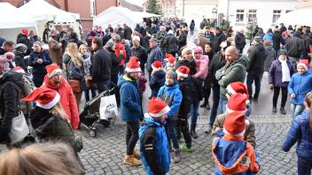 Hier trifft sich Jung und Alt: Der Nikolausmarkt in Sternberg lädt zum Schauen, Zuhören, Mitmachen, Kaufen und zum Innehalten ein.  Fotos: Roswitha Spöhr 