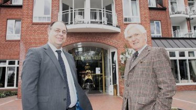 Der Unternehmer Richard Anders (rechts) und Hans Martin Drews (links), Direktor im Hotel "Hohe Wacht", würden gern mehr für Hohwacht tun. Foto: hfr