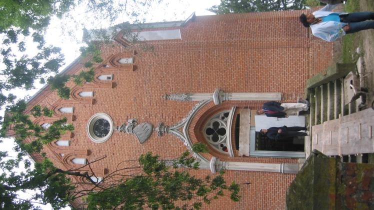 Von außen wurde die Grabkapelle bereits hergerichtet. In ihr finden Trauerfeiern und jährlich zwei bis drei Gottesdienste statt. 