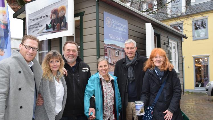 Machen sich für die Gründung einer Schäferwagenkirche stark (v. l.): Stefan Borgmann (Geschäftsführer Eckernförde Touristik & Marketing GmbH), Tanja und Anton Kraack (Schäferwagen Manufaktur Oersberg), Tourismuspastorin Brigitte Gottuk, Propst Sönke Funck und Gabriele Lüttmer (Kirchenkreis Rendsburg-Eckernförde).