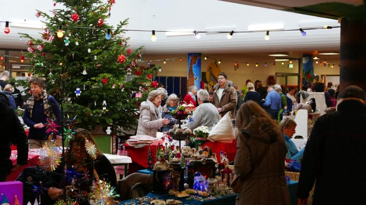 Großer Andrang herrschte am Sonntag beim Weihnachtsmarkt im Westerländer Schulzentrum.