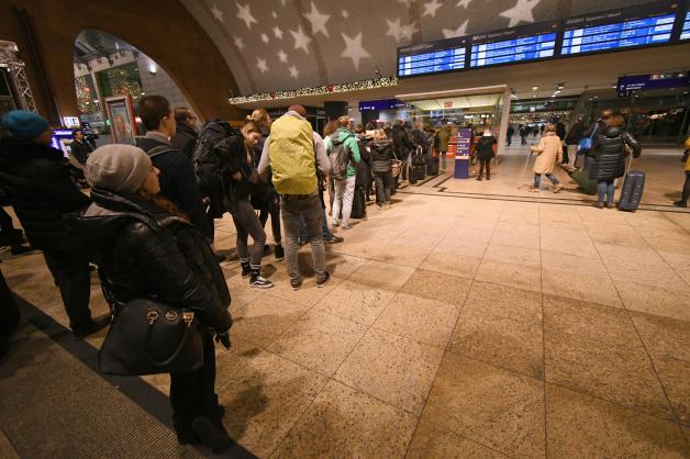 Warteschlangen am Kölner Hauptbahnhof:  Bundesweit kommt es am Montagmorgen im Zugverkehr durch die Streiks bei der Deutschen Bahn zu massiven Beeinträchtigungen.