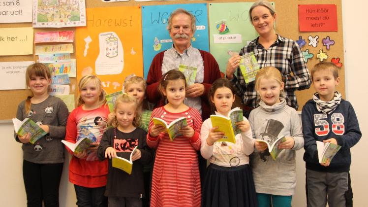 Freuten sich über ihre neuen Bücher: Die Kinder der Rüm-Hart-Schule mit Volkert Faltings und Friesisch-Lehrerin Karen Jacobs.