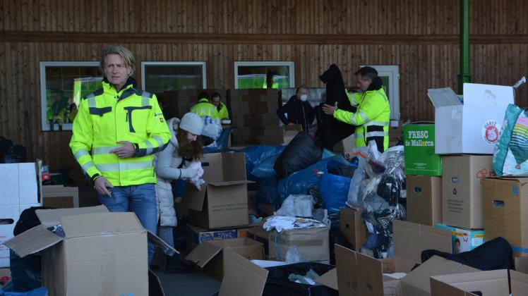 Andreas Lange (li.) und Klaus Heinrich (re.) organisieren in einer Lagerhalle von K-Nord in Ganderkesee den Spendentransport für ukrainische Geflüchtete.