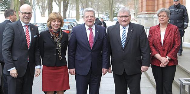 Mit seiner Lebensgefährtin Daniela Schadt (2.v.l.) reiste er nach Kiel und Schleswig. Foto: Staudt Mit seiner Lebensgefährtin Daniela Schadt (2.v.l.) reiste er nach Kiel und Schleswig. Foto: Staudt