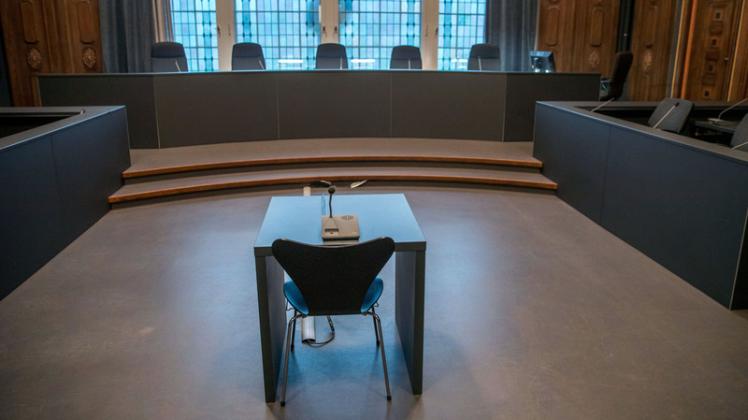Blick in einen leeren Saal am Landgericht Schwerin.