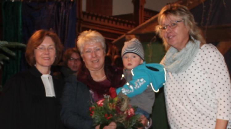 Ingrid Schössler (Mitte) mit Pastorin Christa Loose-Stolten (li,) , ihrer Nachfolgerin Cristina Gehrts und ihren Enkelkindern Jacob und Luise. 