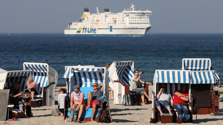 Bis in den Herbst hinein konnten Touristen bei schönstem Wetter den Aufenthalt am Warnemünder Ostseestrand genießen. 