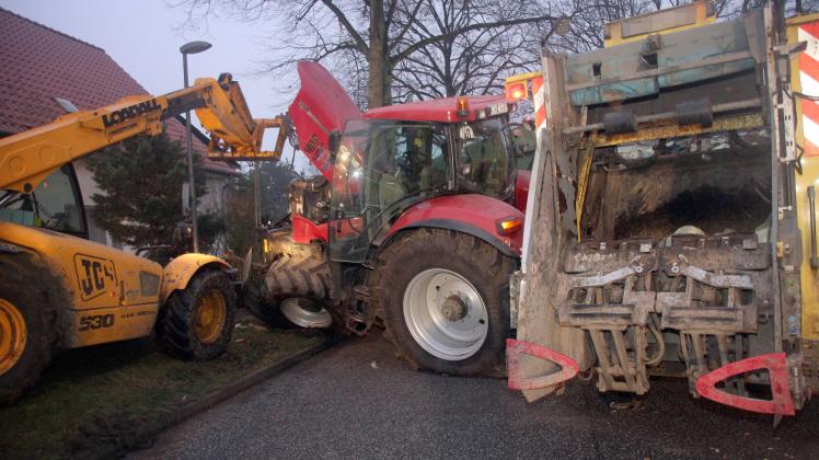 Traktor kracht in Müllfahrzeug