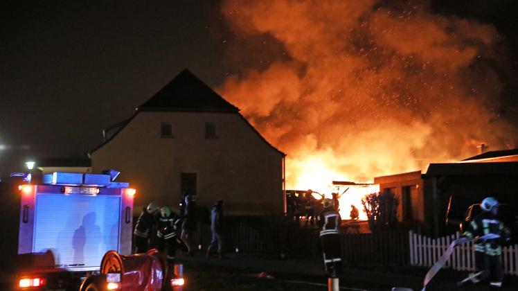 Flammeninferno am Neujahrsmorgen bei Rostock: Carports mit zwei Autos fackeln ab