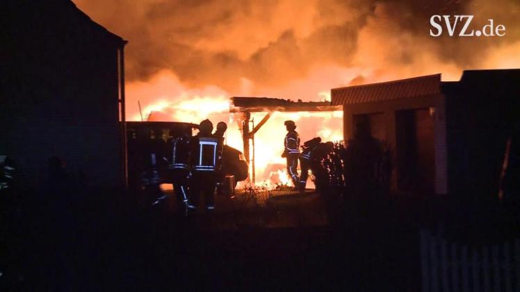 Neujahr in Groß Stove: Carports mit zwei Autos fackeln ab Neujahr in Groß Stove: Carports mit zwei Autos fackeln ab
