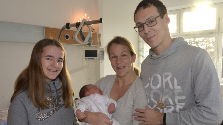 Silvesterglück im Arm: Claudia Krüger (M.) mit der kleinen Emma, mit Tochter Ciara und Mann Christopher  