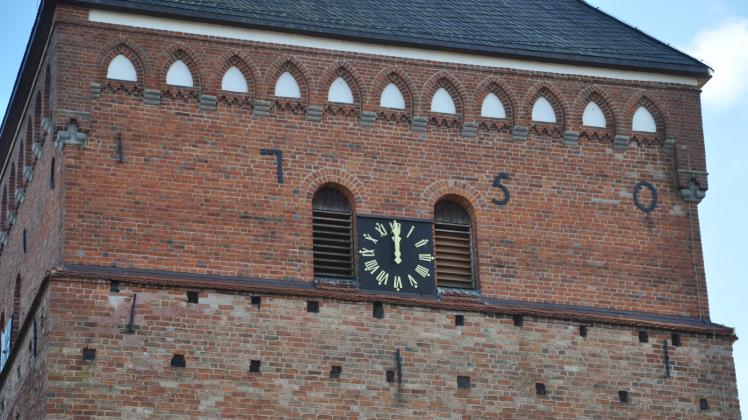 Unzuverlässiger Zeitmesser: die Uhr am Kirchturm in Sternberg 