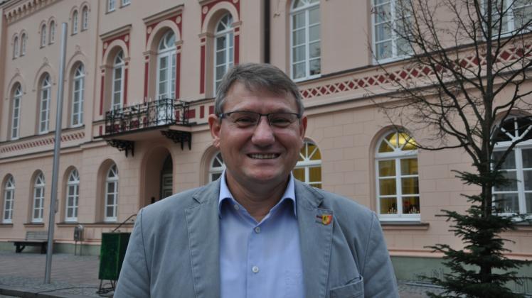 Vor dem Rathaus in Sternberg: Bürgermeister Armin Taubenheim blickt voraus auf das Jahr 2019 