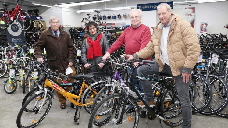 Vier Fahrräder überreichte Bernd Lenzer von der Fahrrad-Börse (2.v.re.) an die Klassenpaten der Fehrs-Schule vom Rotary-Club, Jens-Ove Beyer (rechts) und Sabine Nitschke. Vermittelt hatte das Ehrenfried Boege vom Club über die Aktion Adventslicht.