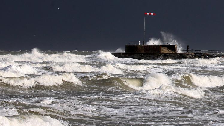 Immer wieder kommt es an der Ostseeküste, wie hier in Warnemünde, zu Sturmfluten. Nun gibt es eine neue Unwetterwarnung des Deutschen Wetterdienstes (DWD).
