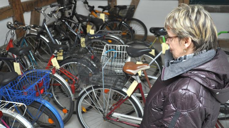 Allein 27 Fahrräder hält Resi Koschel-Bühring im Fundbüro der Stadt unter Verschluss. 
