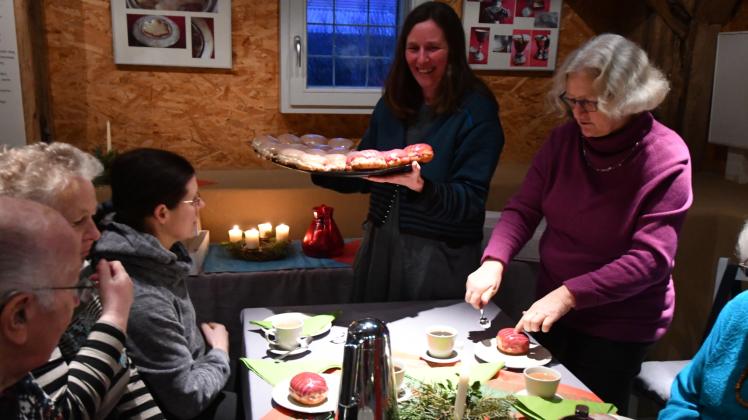 Eine beliebte Tradition: Pastorin Ulrike Kurzweg brachte leckere Berliner, um sie nach dem Gottesdienst den Gästen zu servieren.