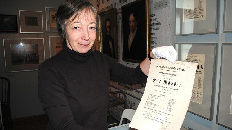 Einen restaurierten Theaterzettel, der eine Aufführung von Schillers „Räuber“ ankündigt, präsentiert Iris Brüdgam in der ständigen Ausstellung im Güstrower Stadtmuseum.  Fotos: Christian Menzel (2) 