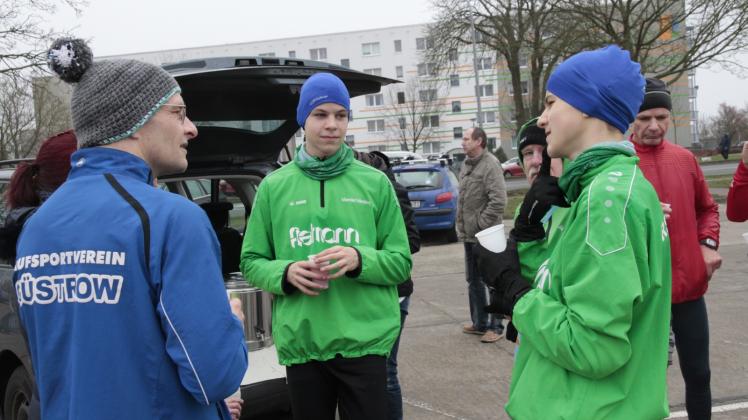 Am Ziel war lockeres Plaudern angesagt, hier Andreas Wurm (l.) mit Hannes und Matthes Kuntermann. 