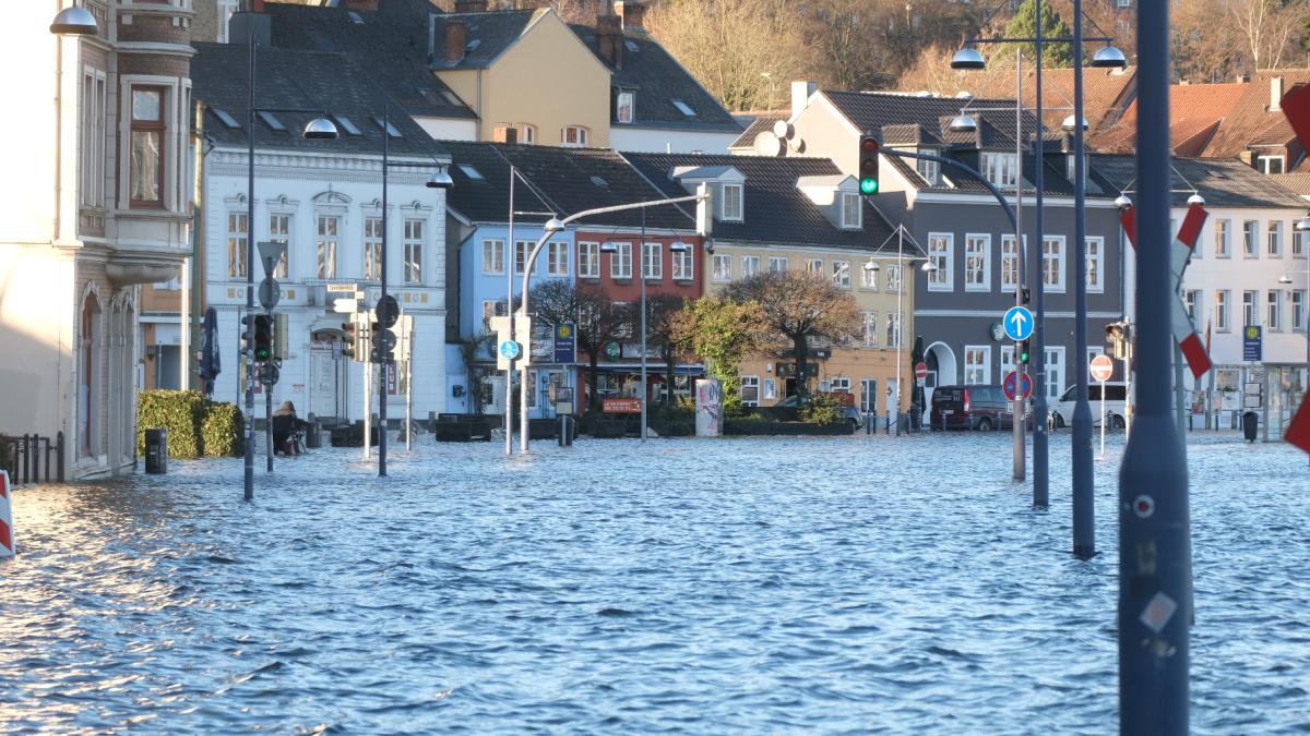 Hochwasser in Flensburg – Impressionen, Sperrungen, veränderte Bu | SHZ