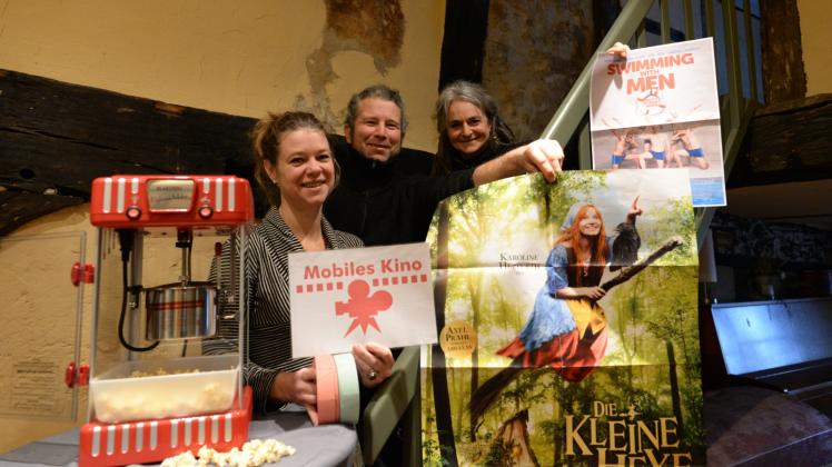 Freuen sich auf Popcorn, gute Filme und viele Besucher in Rehna: Svenja Hopf, Kai und Nina Arnold (v.l.n.r.). Sie und Rebekka Duge organisieren die Veranstaltungsreihe „Winterkino in der Bücherei“. 