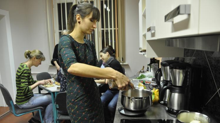 Kochbegeistert zeigt Claudia Große ihr Können bei Kursen in der Volkshochschule. 