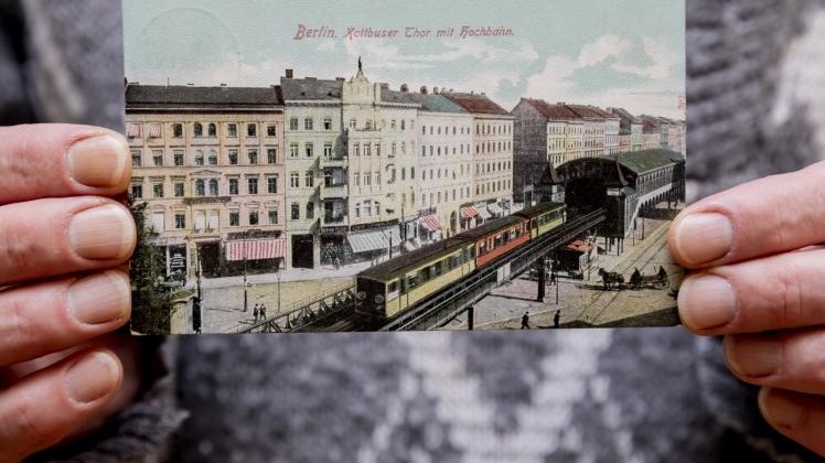Auf einer Postkarte von 1905 mit dem Kottbusser Tor erinnert der Name an die zweitgrößte brandenburrgischen Stadt Cottbus, die aber anders geschrieben wird.