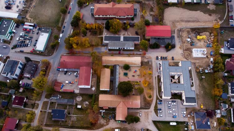 Versteckt zwischen Kindergarten und Wohnsiedlung liegt die Seniorenanlage des DRK in Pampow. Das sanierte ehemalige Schulgebäude (re.) ist nur über einspurige Wege erreichbar. 