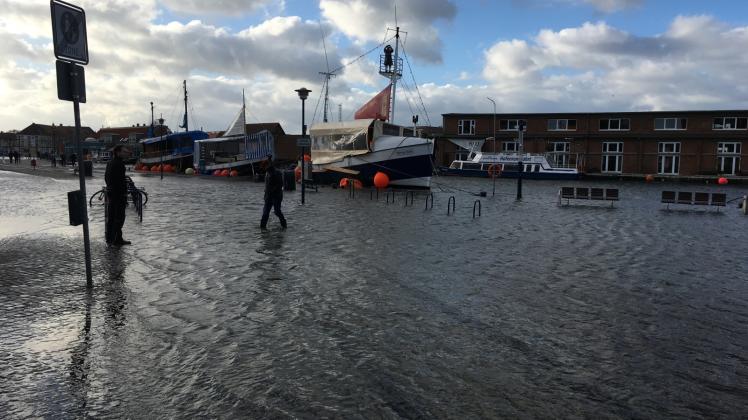 In Wismar trat das Wasser über die Hafenkante. Es kam zur Überschwemmung von Straßen und Fußwegen. 