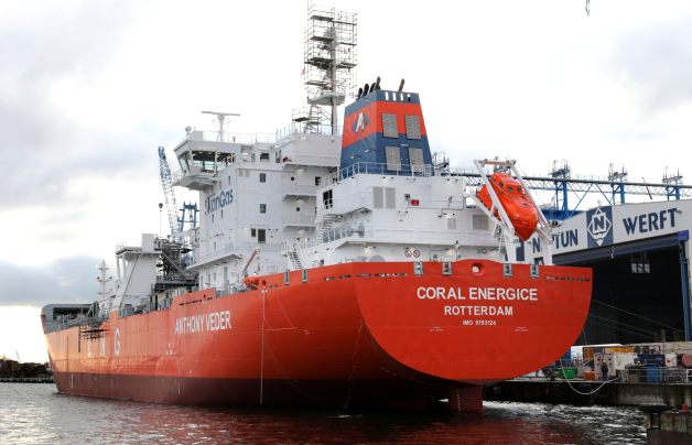 Der Gastanker „Coral Energice“ am Kai der Neptun Werft in Rostock fährt bereits mit LNG-(Flüssigerdgas)-Antrieb. 