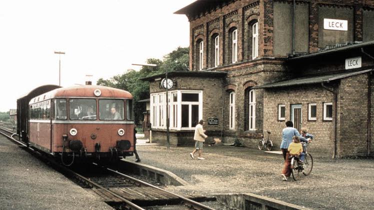 So gemütlich ging am 31. Mai1981 der Betrieb auf der Bahnstrecke Flensburg-Niebüll zu Ende. Unser Foto zeigt den Bahnhof Leck.