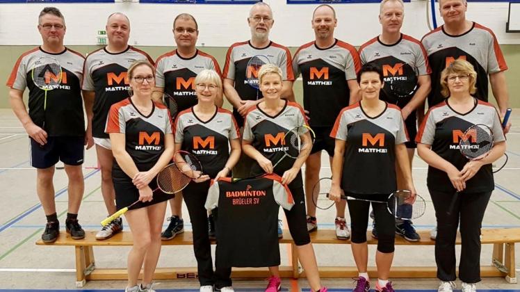 Die neuen Shirts weihten die Brüeler Badminton-Sportler sofort ein.
