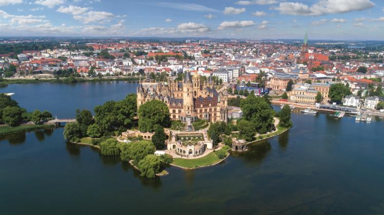 Das Schweriner Schloss, gebaut auf einer Insel, umgeben von einem herrlichen Garten 