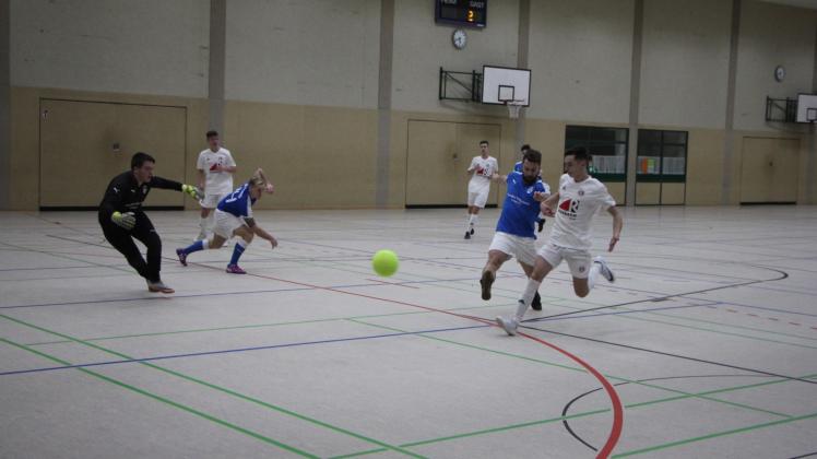 Die A-Junioren des SSV Einheit (weiße Kleidung) setzten sich im Gruppenspiel gegen den KSV Prignitz durch. 