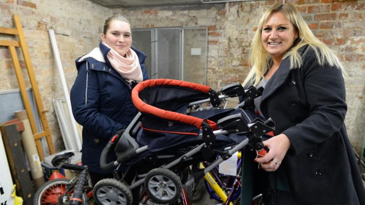Sportkarren und Fahrräder werden derzeit im Amt Gadebusch verwahrt. Im Bild: Auszubildende Luisa-Marie Boldt und Carina Rachow (r.) vom Bürgerbüro 