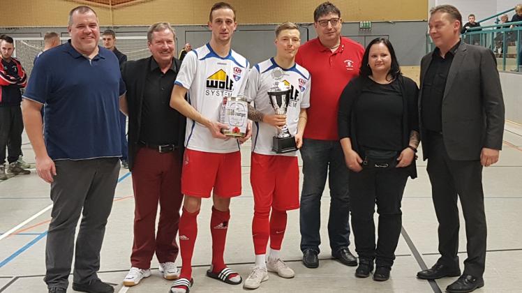 Siegerehrung für den FC Seenland Warin, hier mit Mannschaftskapitän Dennis Martens (rechts) und Michael Seidemann sowie den Schirmherren des Turnieres, zuletzt beim Caselino-Cup in Dorf Mecklenburg als Turnierzweiter.