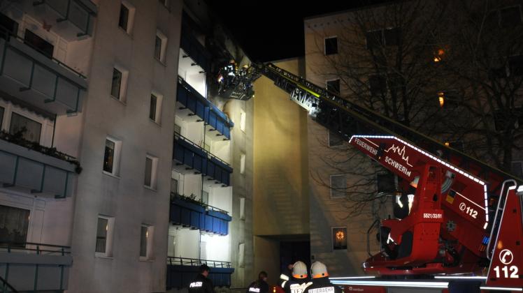 In der Galileo-Galilei-Straße 29 brannten zwei Wohnungen. Polizei und Feuerwehr waren stundenlang im Einsatz. 
