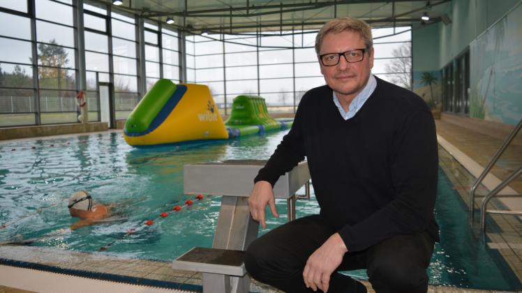 Die Grundsanierung der „Oase“ beginnt Ende des Jahres in der großen Schwimmhalle. Danach folgen die Therme und anschließend der Saunabereich, erläutert Geschäftsführer Holger Schneider. 