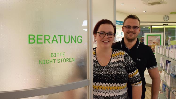 Sie gehen zusammen in die Selbständigkeit: Clemens und Stephanie Ruchel sind beide erst 30 Jahre alt und seit Anfang des Jahres die neuen Inhaber der Parchimer Weststadt-Apotheke. 