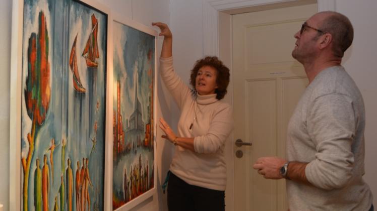 Ein letzter prüfender Blick: Annette Hübner vom Krummen Haus und Gerd Breitsprecher positionieren die Gemälde von Heinz Bathke. 22 Werke des aus Sanitz-Wendfeld stammenden Künstlers, der 2015 verstarb, sind in einer Sonderschau im Krummen Haus zu sehen. 