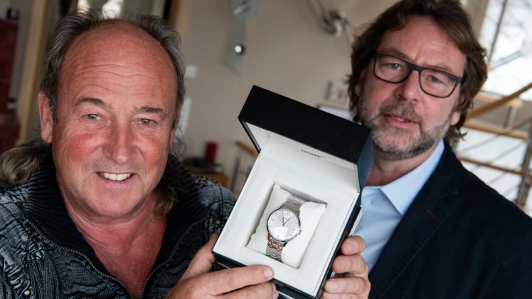Freude bei Peter Pliewischkies (l.) aus Plau: Chefredakteur Michael Seidel überreichte ihm gestern die ersteigerte Montblanc-Uhr. Der Erlös kommt der Spendenaktion für den Wünschewagen zugute.  