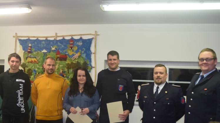 Seit einem Jahr beziehungsweise ganz neu bei der Borkower Feuerwehr (v.r.): Sophie Engelmann, Christian Fischler und Justin Lantow. 