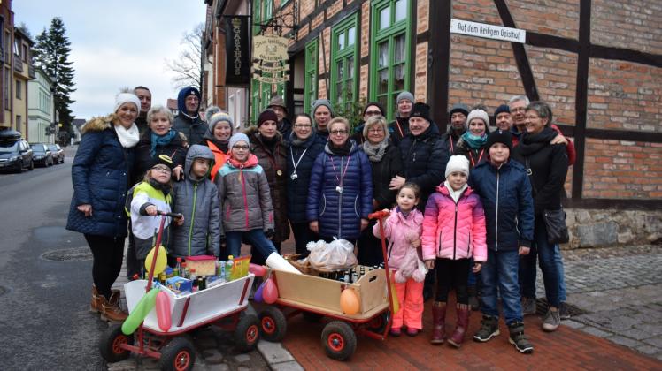 Start frei zur ersten „Kohlfahrt“ in Parchim: Anette Oldekop (mit der orangefarbenen Jacke hinter den Kindern stehend) organisierte die Tour, nachdem sie bei ihrer Cousine im Bremer Land auf den Geschmack gekommen war. 